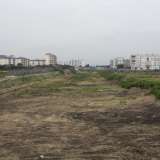 ...e volgendo dietro lo sguardo avvistiamo i palazzi che insistono su via Caldarola e le sue traverse: di colpo siamo passati da un panorama urbano a uno scenario di campagna